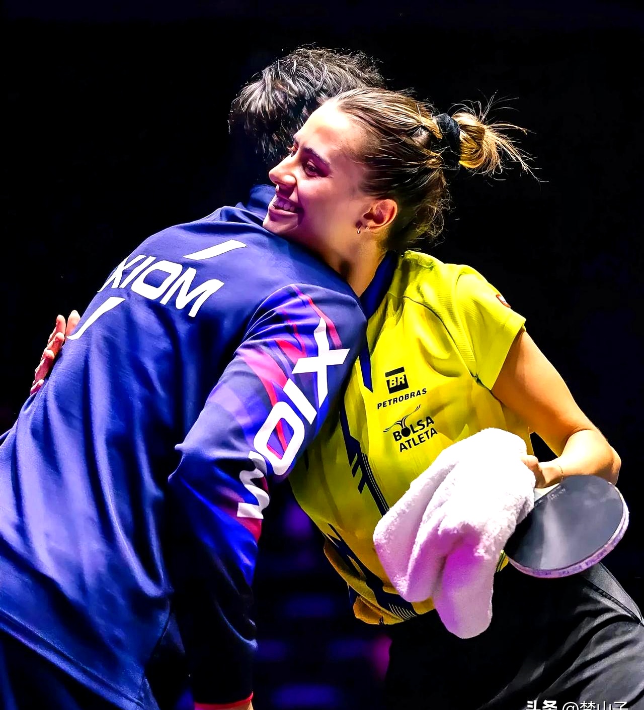 开云APP-德布劳内与70激战FPX分钟，锐不可当胜负难料！，Rookie焦点对战赛场气氛高涨