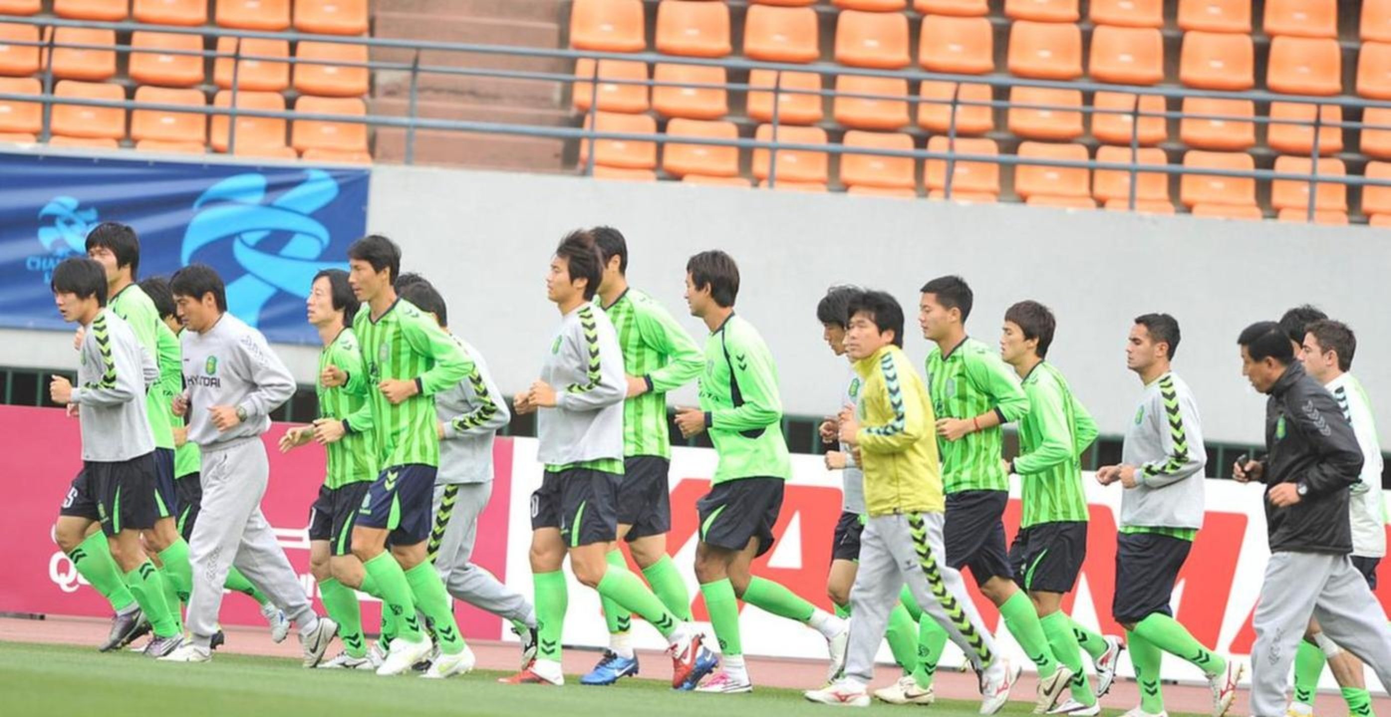 包含巴塞罗那发布备战花絮，赛前防线松动，亚冠任务艰巨，高层口径保持一致的词条